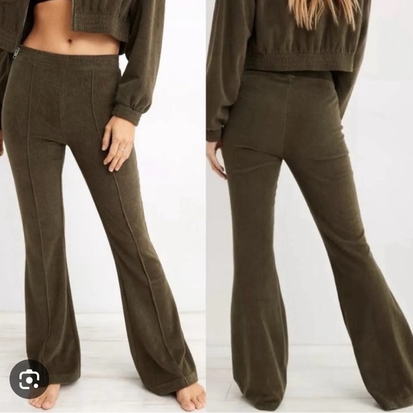 NWT Aerie Groove On Velour Flare Pants in Olive Green - Picture 2 of 6